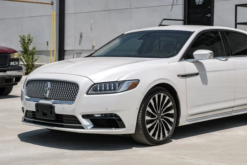 2017 Lincoln Continental 10th Gen - Image 3 of 19