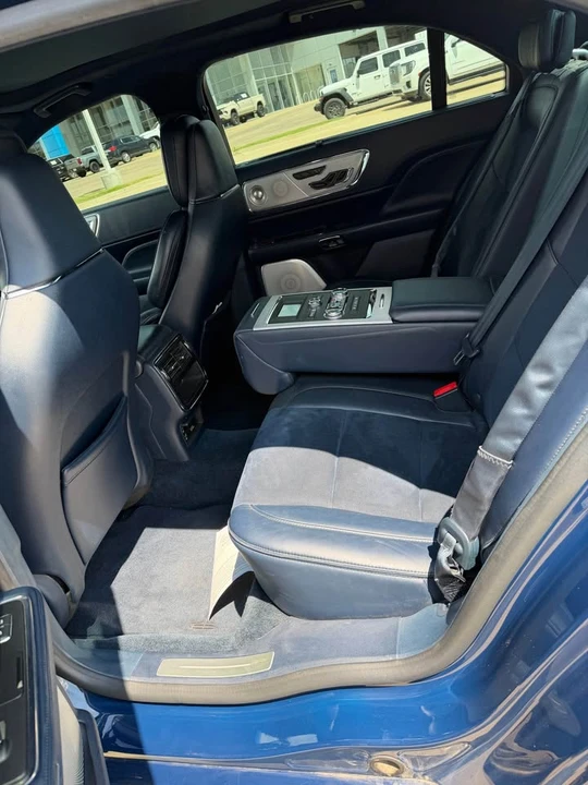 2017 Lincoln Continental 10th Gen - Image 10 of 17