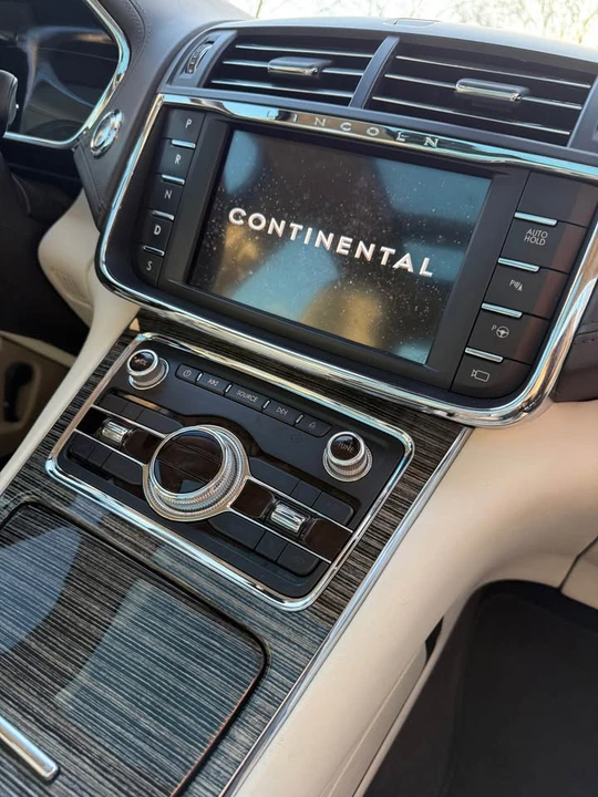 2017 Lincoln Continental 10th Gen - Image 4 of 12
