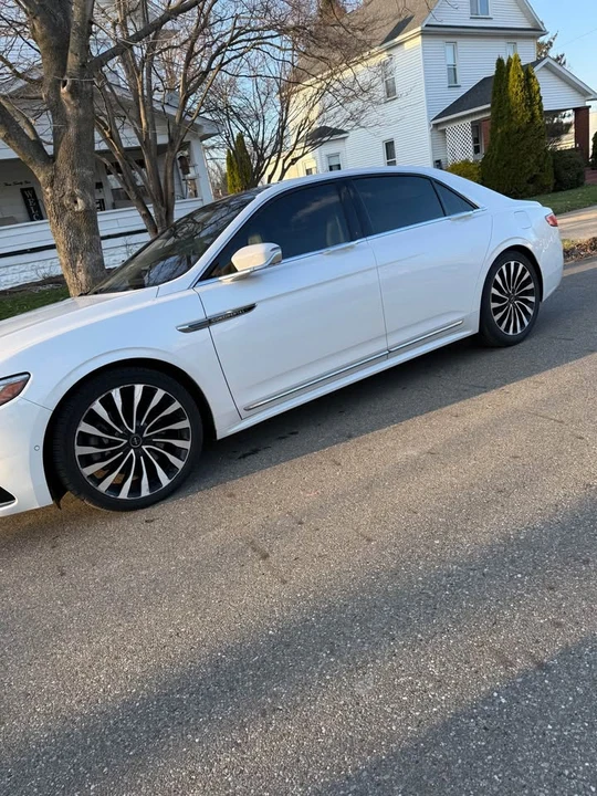 2017 Lincoln Continental 10th Gen - Image 2 of 12