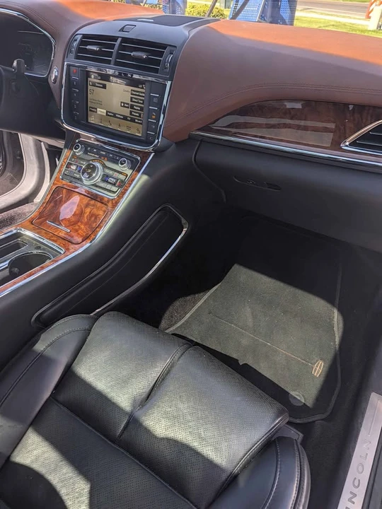 2017 Lincoln Continental 10th Gen - Image 7 of 10