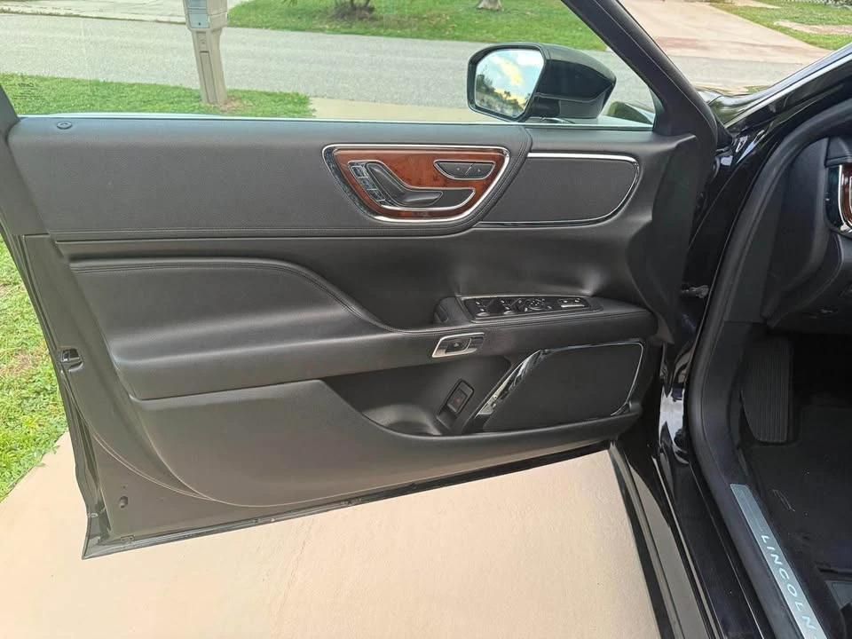 2017 Lincoln Continental 10th Gen - Image 16 of 19