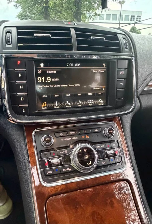 2017 Lincoln Continental 10th Gen - Image 11 of 14