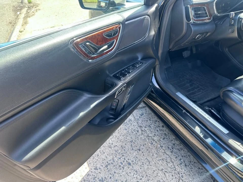 2017 Lincoln Continental 10th Gen - Image 7 of 18