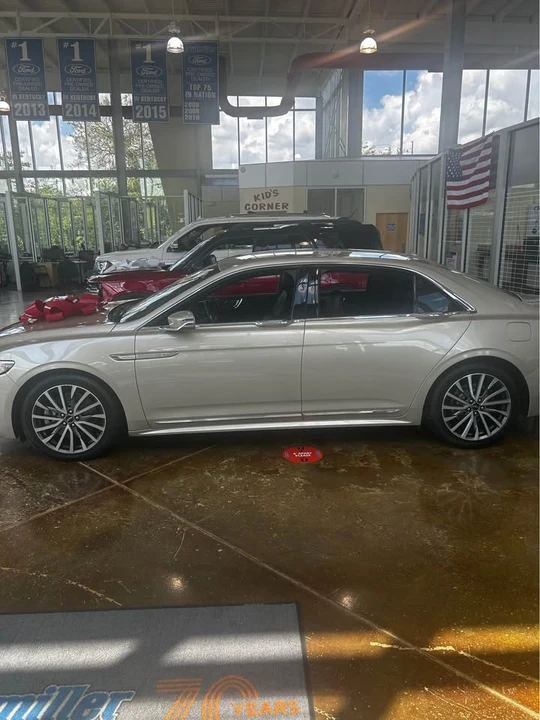 2017 Lincoln Continental 10th Gen - Image 2 of 10