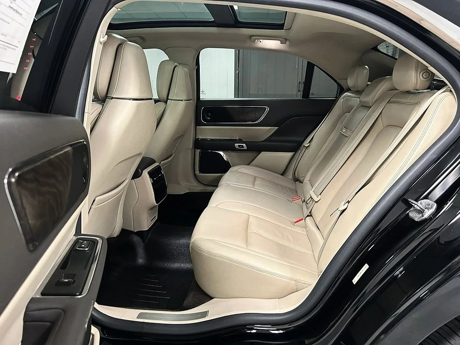 2017 Lincoln Continental 10th Gen - Image 8 of 13