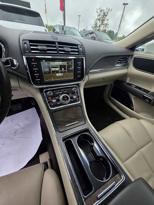 2017 Lincoln Continental 10th Gen - Image 7 of 8