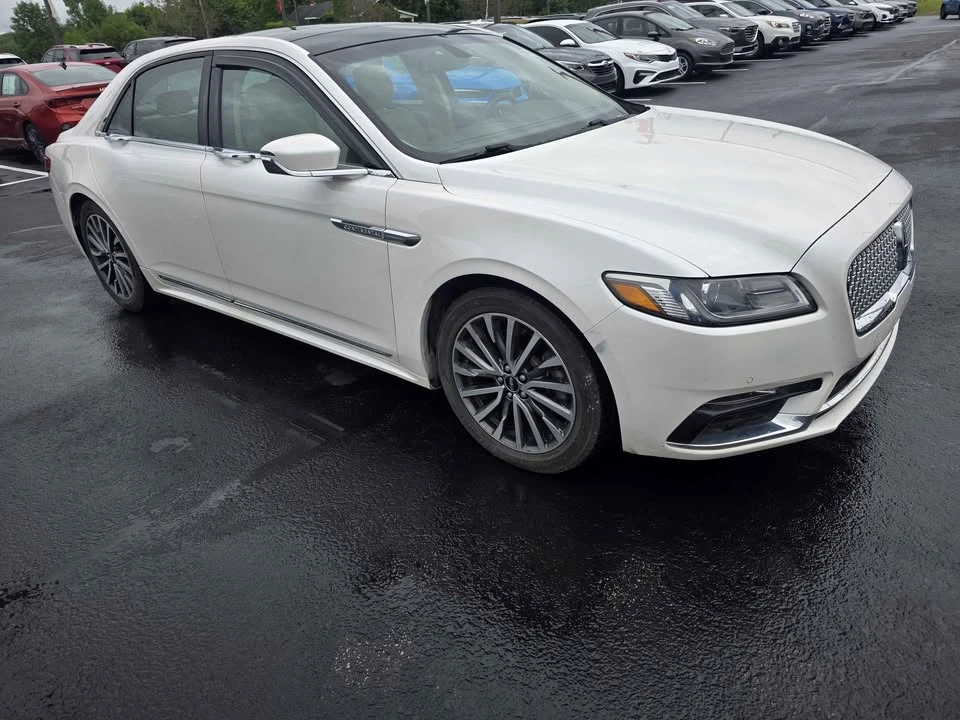 2017 Lincoln Continental 10th Gen - Image 2 of 8
