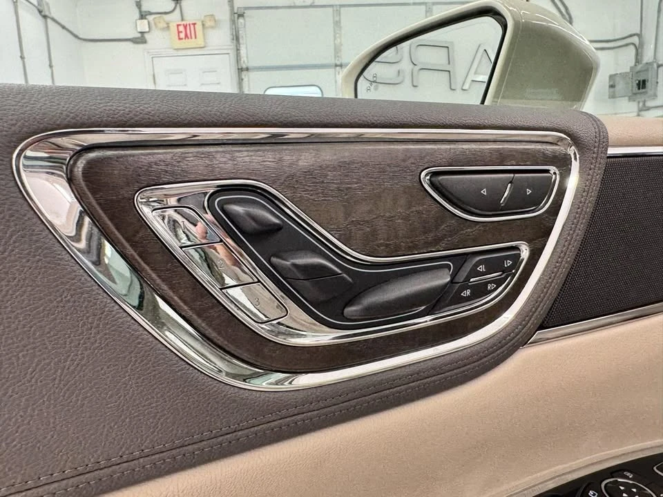 2017 Lincoln Continental 10th Gen - Image 13 of 20