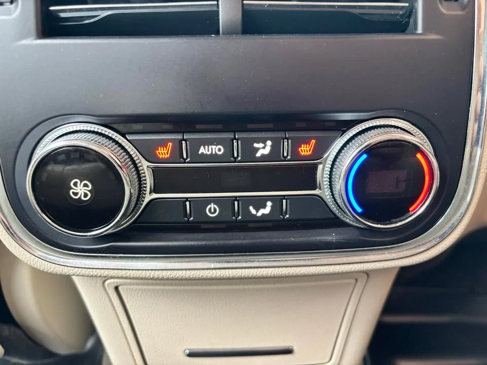 2017 Lincoln Continental 10th Gen - Image 11 of 20