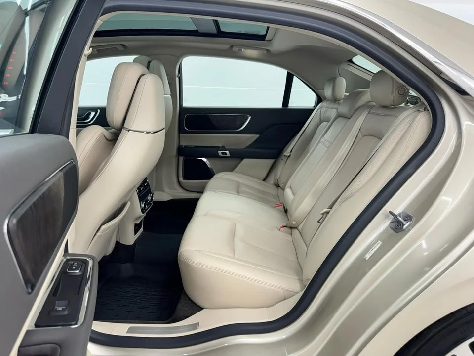 2017 Lincoln Continental 10th Gen - Image 17 of 20