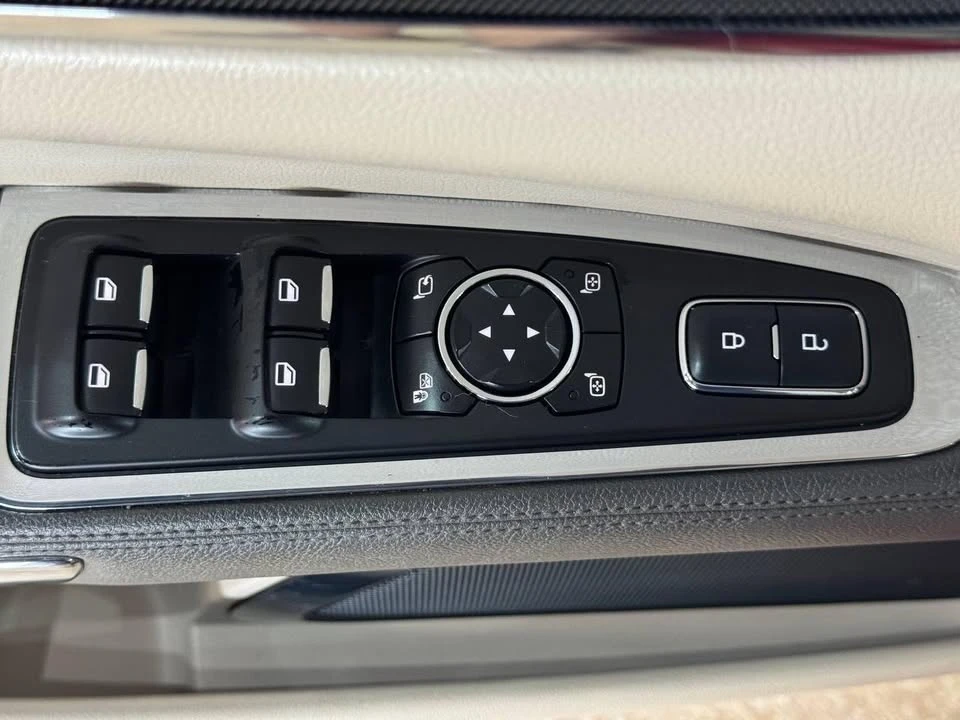 2017 Lincoln Continental 10th Gen - Image 17 of 20