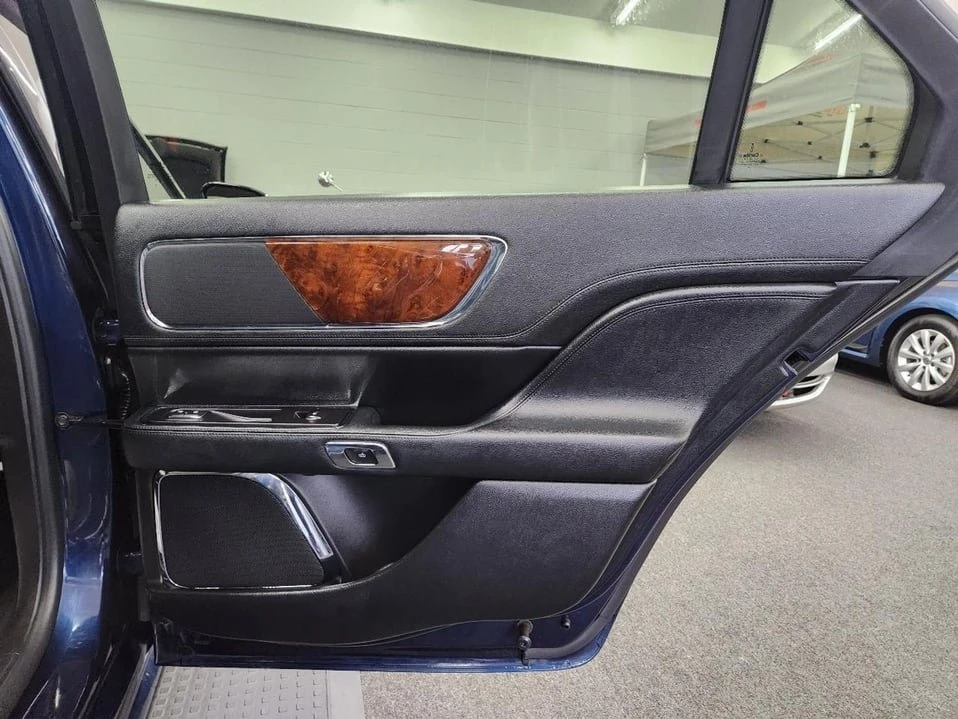 2017 Lincoln Continental 10th Gen - Image 13 of 20