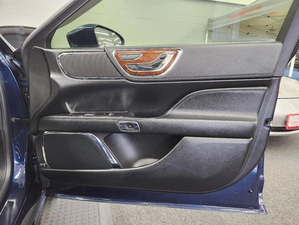 2017 Lincoln Continental 10th Gen - Image 8 of 20