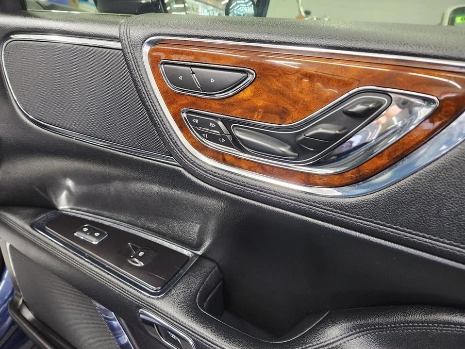 2017 Lincoln Continental 10th Gen - Image 11 of 20