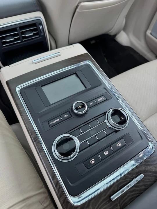 2017 Lincoln Continental 10th Gen - Image 5 of 11