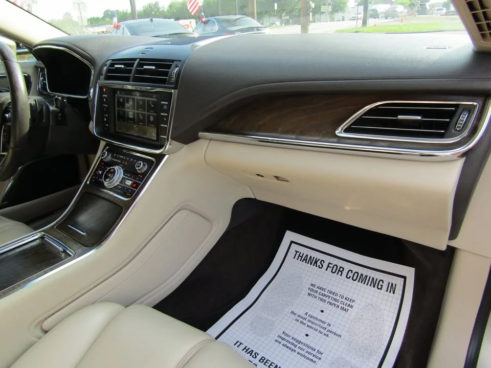 2017 Lincoln Continental 10th Gen - Image 11 of 20