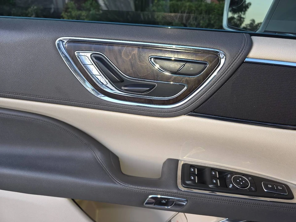 2017 Lincoln Continental 10th Gen - Image 9 of 11