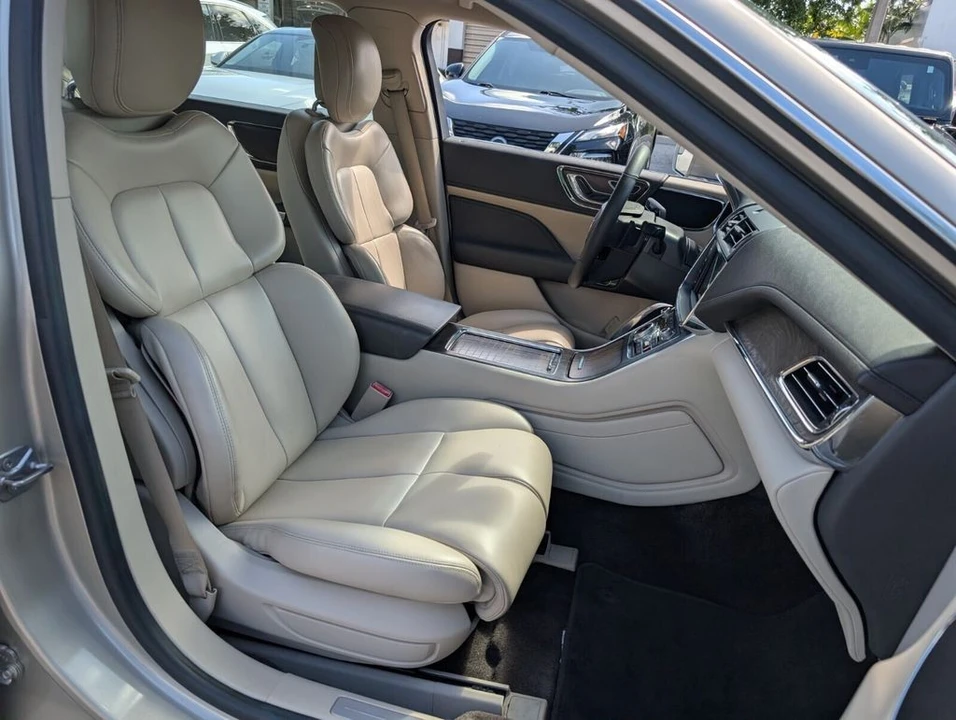 2017 Lincoln Continental 10th Gen - Image 16 of 21