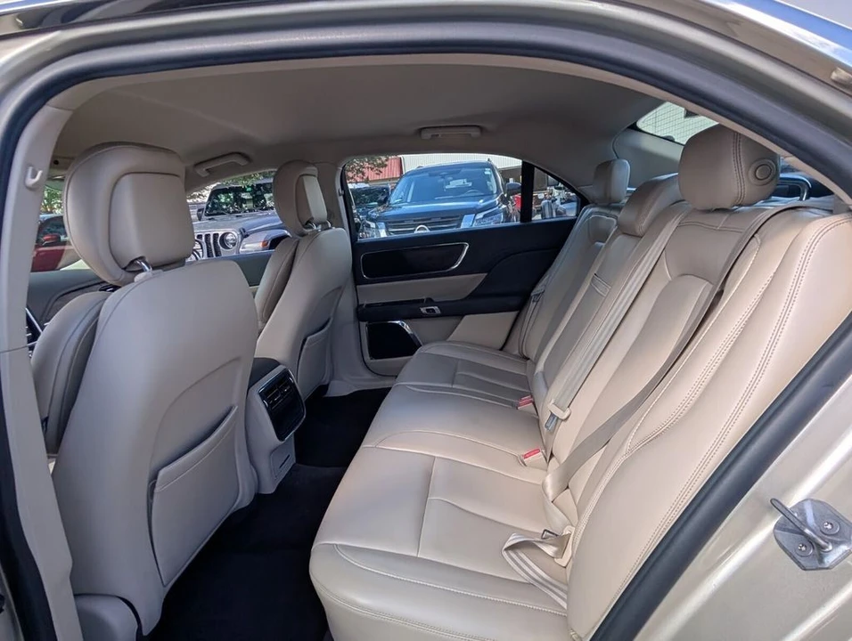 2017 Lincoln Continental 10th Gen - Image 12 of 21