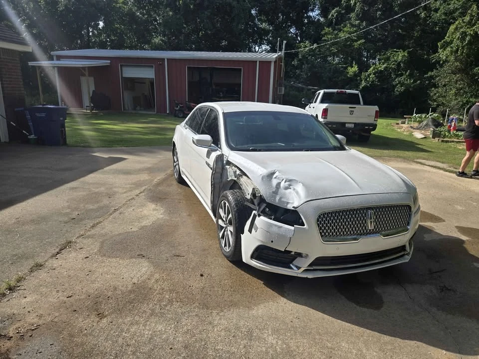 2017 Lincoln Continental 10th Gen - Image 3 of 10