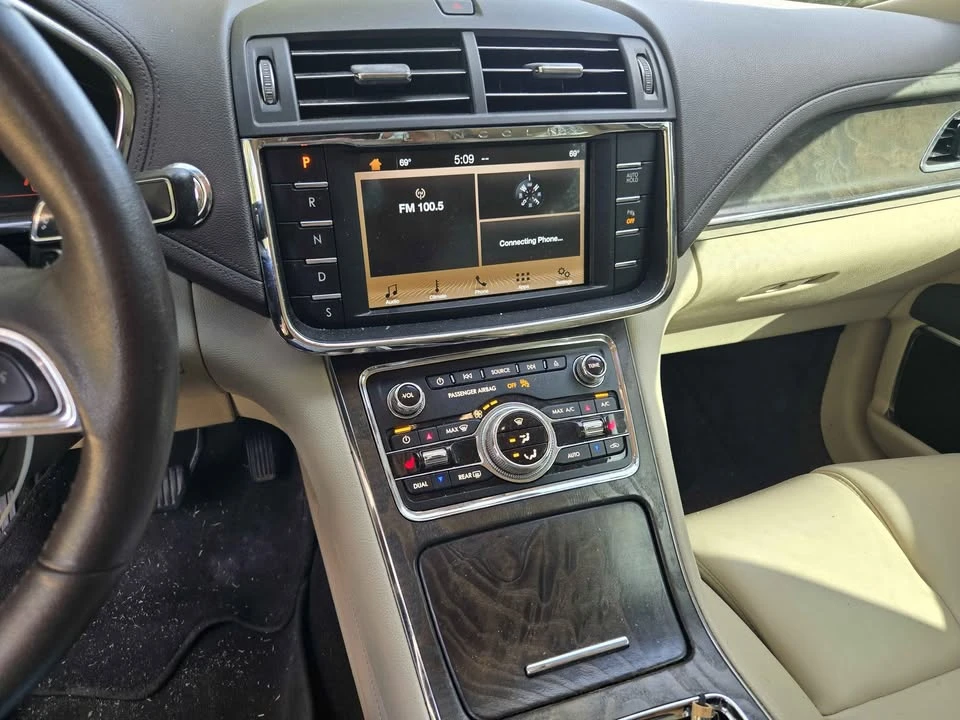 2017 Lincoln Continental 10th Gen - Image 9 of 10