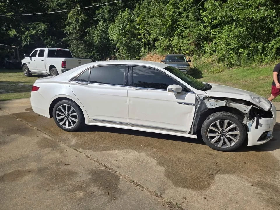 2017 Lincoln Continental 10th Gen - Image 2 of 10