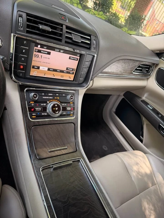 2017 Lincoln Continental 10th Gen - Image 12 of 13