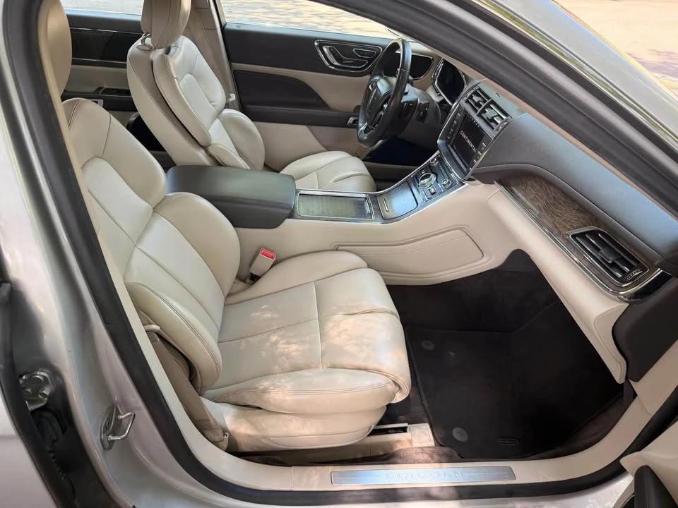 2017 Lincoln Continental 10th Gen - Image 9 of 13