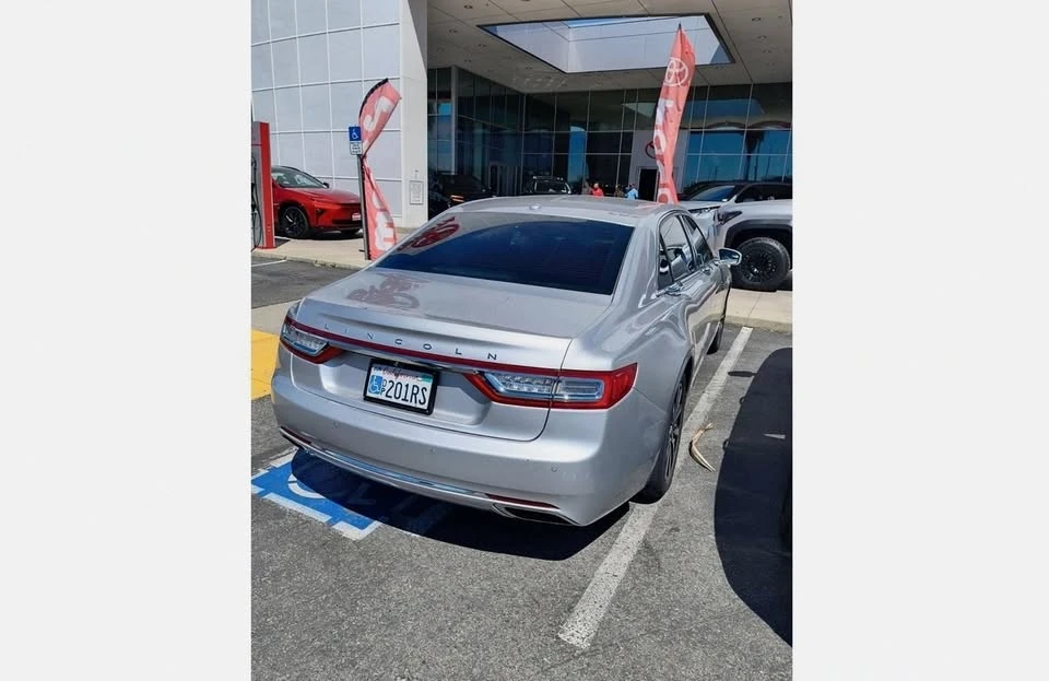 2017 Lincoln Continental 10th Gen - Image 2 of 4