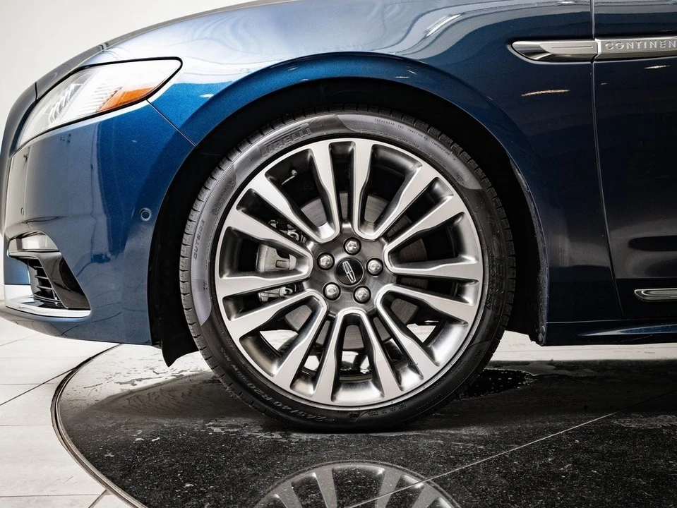 2017 Lincoln Continental 10th Gen - Image 13 of 21