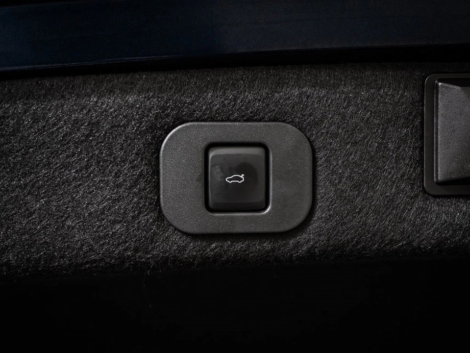 2017 Lincoln Continental 10th Gen - Image 19 of 21