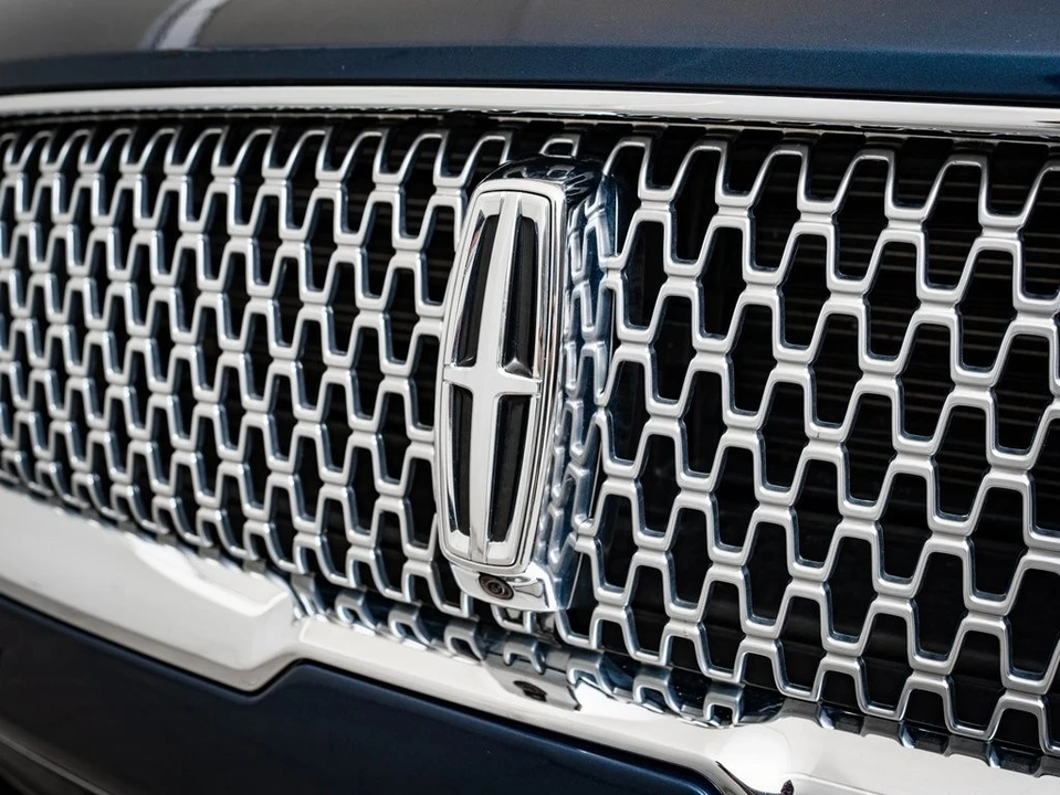 2017 Lincoln Continental 10th Gen - Image 3 of 21