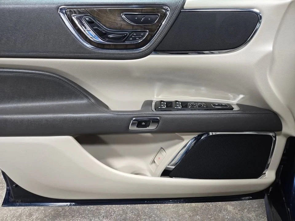 2017 Lincoln Continental 10th Gen - Image 8 of 20