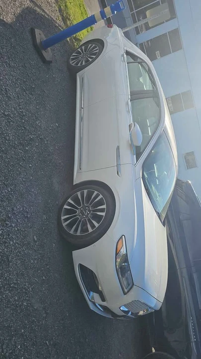 2017 Lincoln Continental 10th Gen - Image 2 of 8