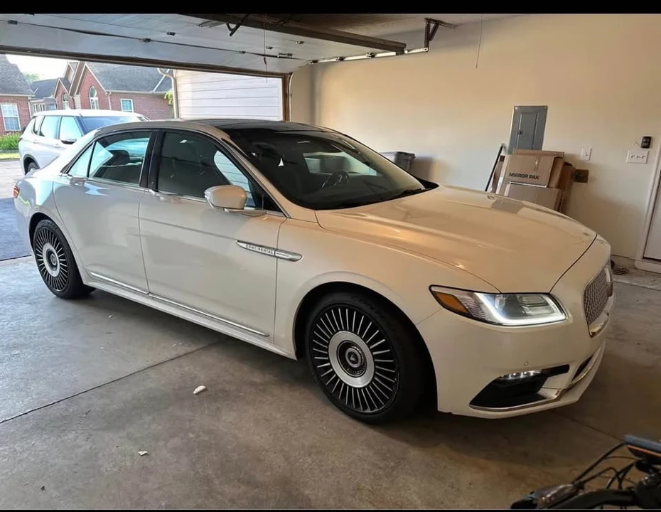 2017 Lincoln Continental 10th Gen - Image 4 of 11