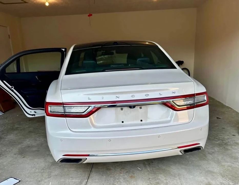 2017 Lincoln Continental 10th Gen - Image 2 of 11