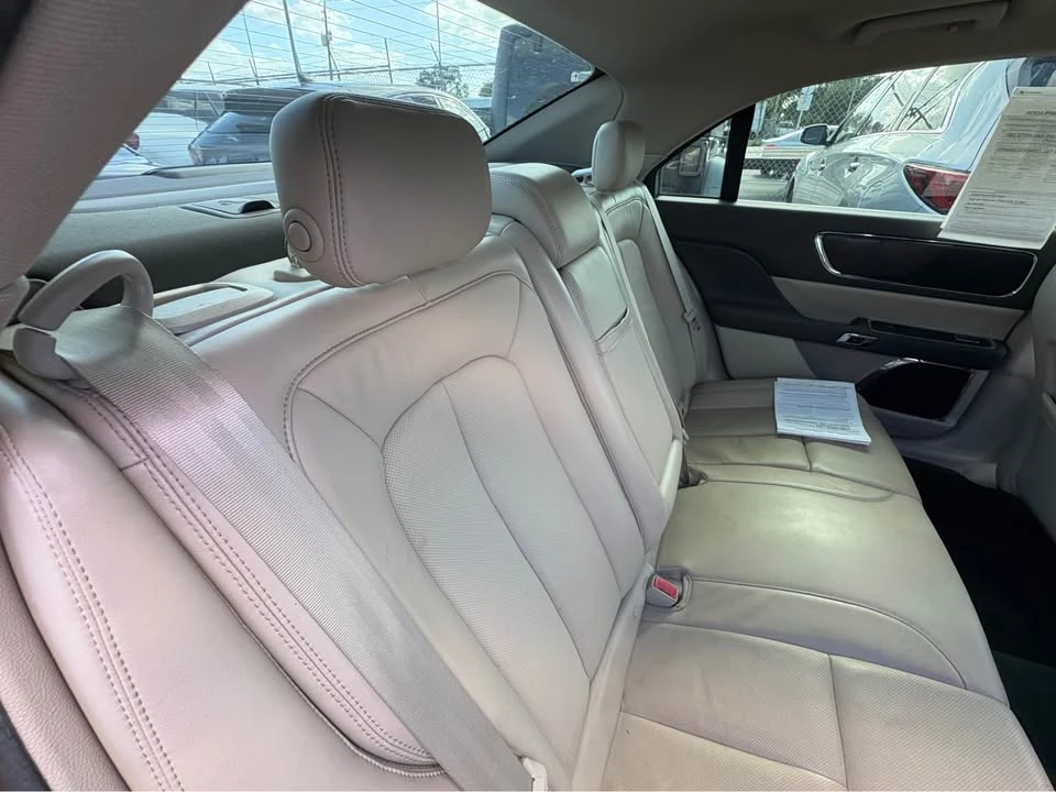 2017 Lincoln Continental 10th Gen - Image 7 of 11