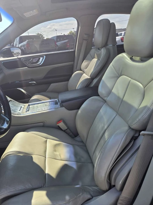 2017 Lincoln Continental 10th Gen - Image 13 of 17
