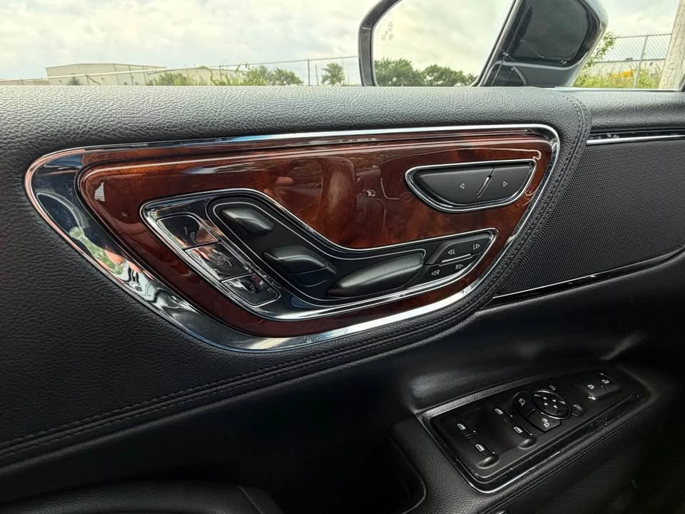 2017 Lincoln Continental 10th Gen - Image 8 of 10
