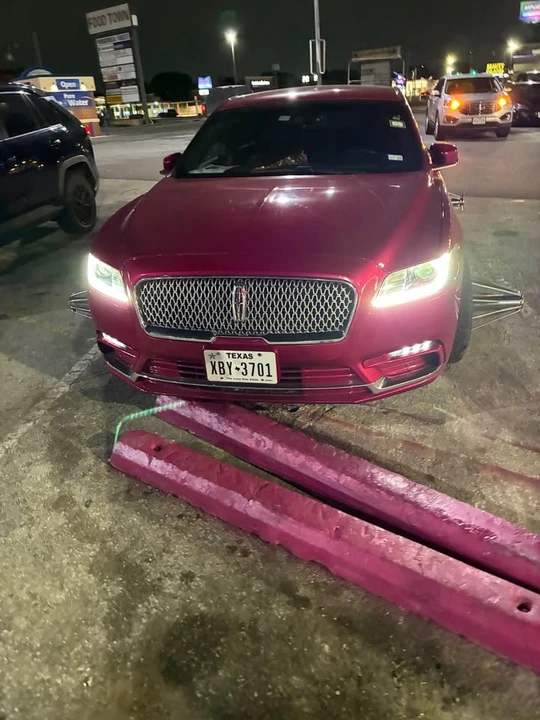 2017 Lincoln Continental 10th Gen - Image 2 of 20