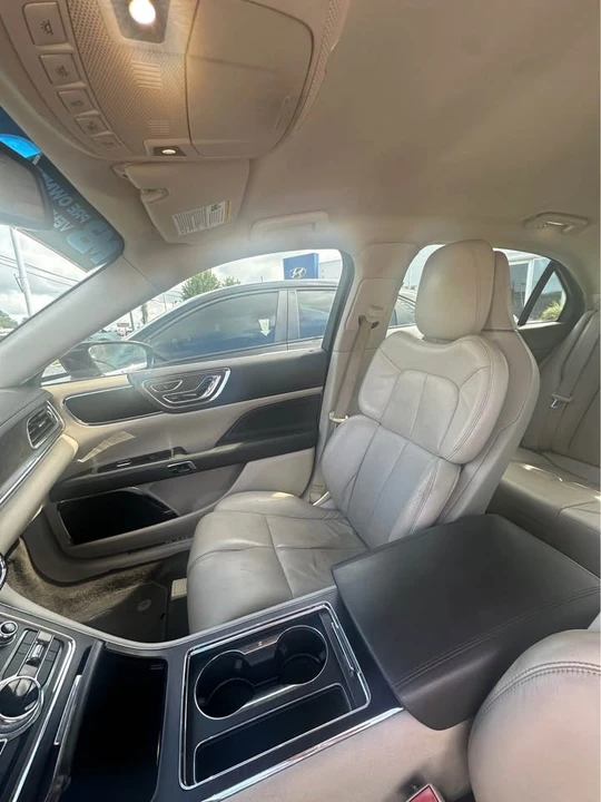 2017 Lincoln Continental 10th Gen - Image 5 of 10