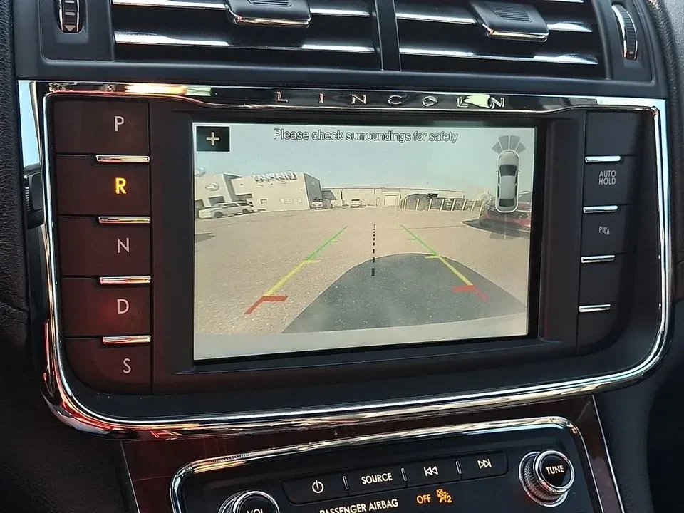 2017 Lincoln Continental 10th Gen - Image 14 of 20