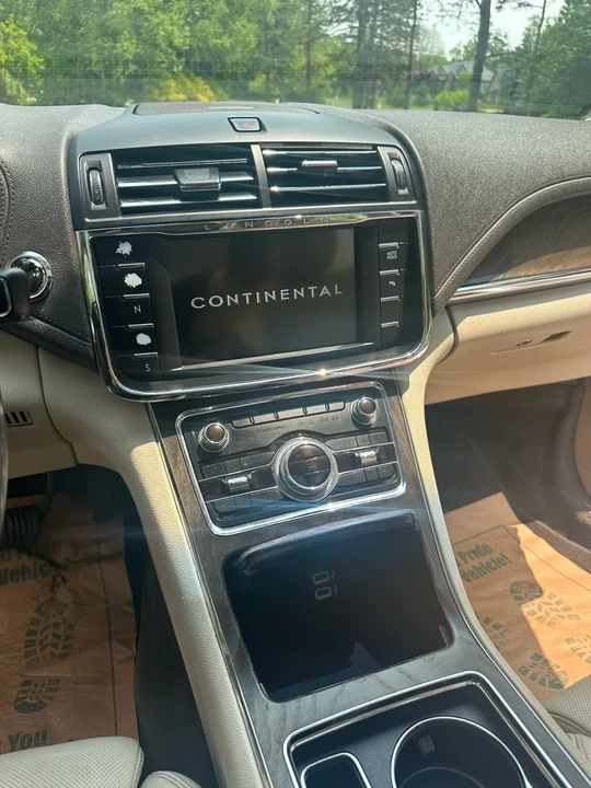 2017 Lincoln Continental 10th Gen - Image 16 of 19