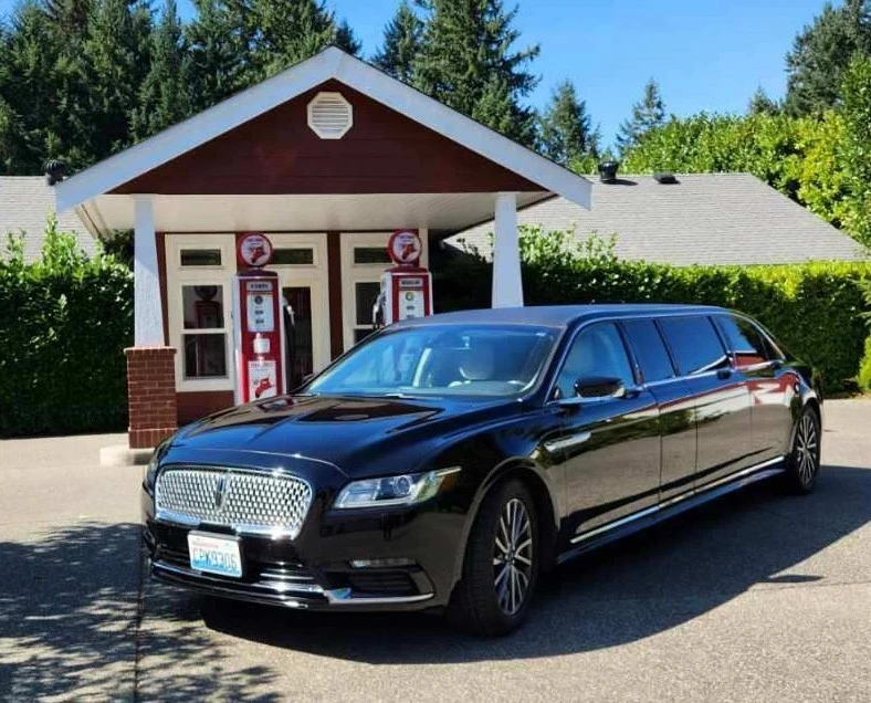 2017 Lincoln Continental 10th Gen - Image 2 of 18