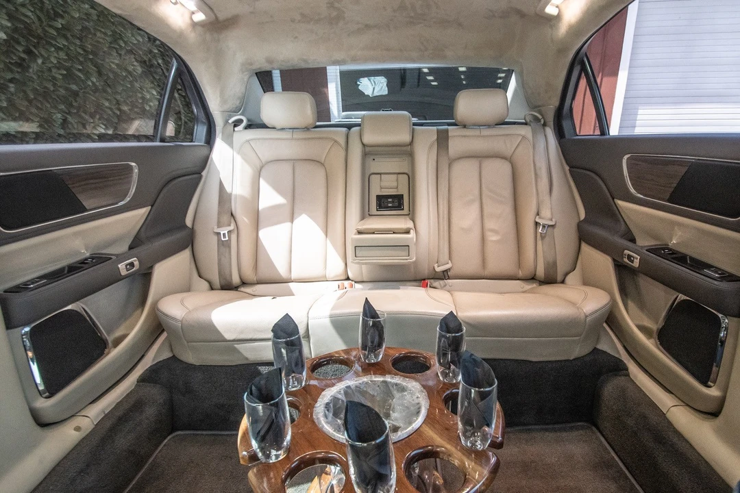 2017 Lincoln Continental 10th Gen - Image 16 of 18