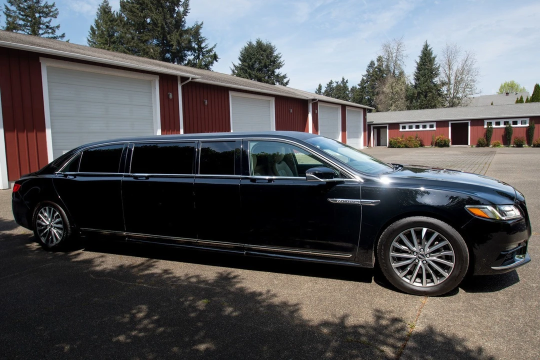 2017 Lincoln Continental 10th Gen - Image 4 of 18