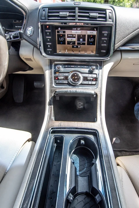 2017 Lincoln Continental 10th Gen - Image 12 of 18