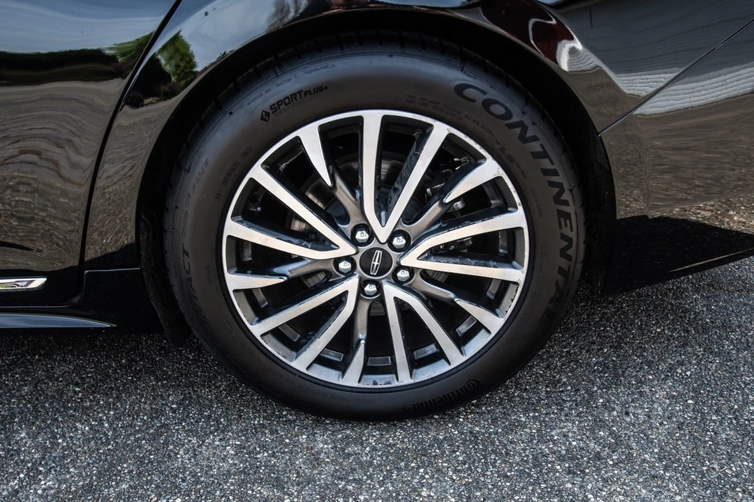 2017 Lincoln Continental 10th Gen - Image 5 of 18