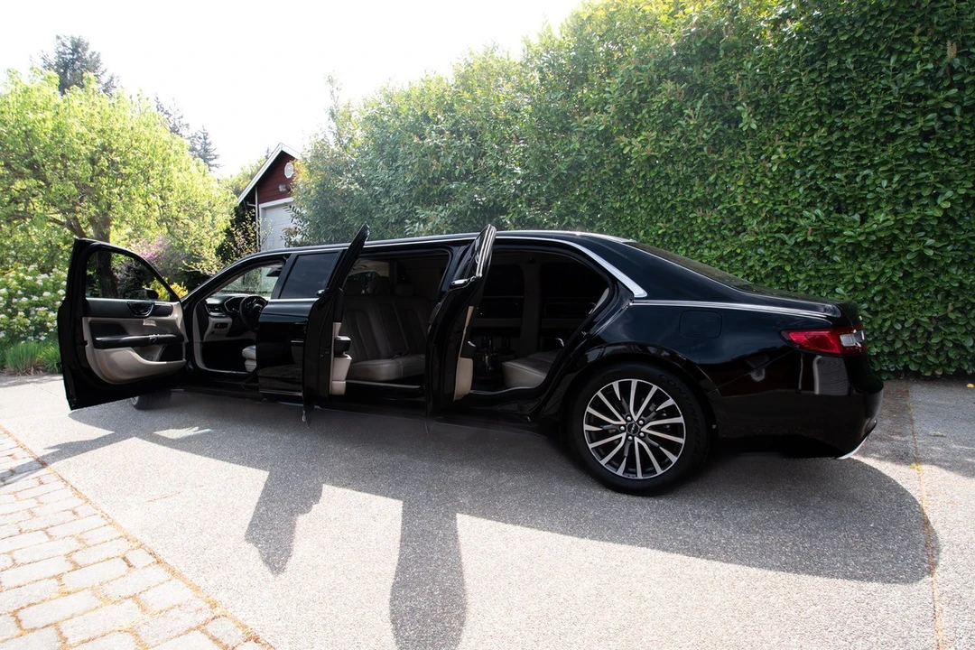 2017 Lincoln Continental 10th Gen - Image 3 of 18